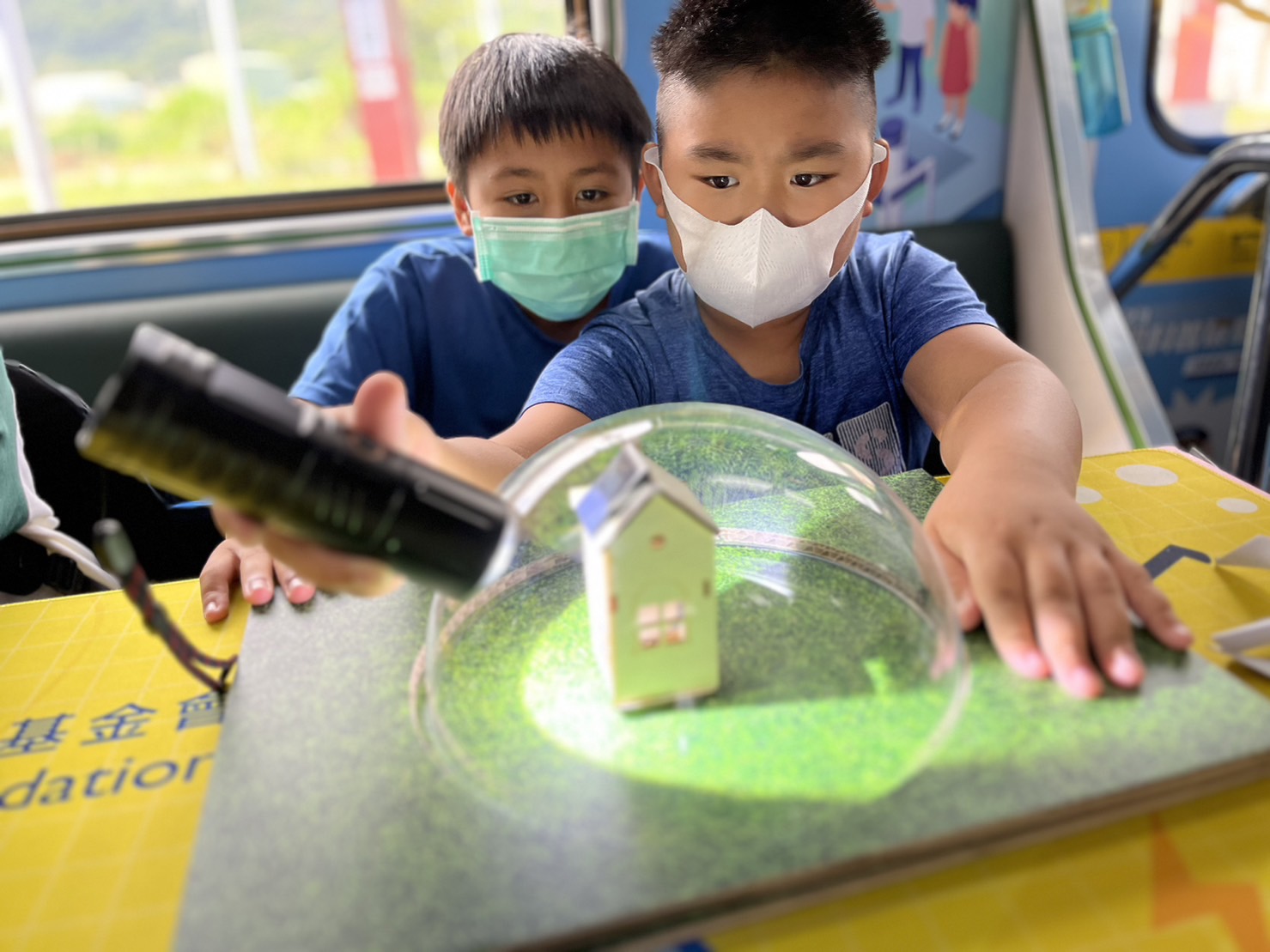 參與基礎科學主題車廂，以STEAM教學精神，設計「逐日科學家」、「太陽能工程師」以及「淨零建築師」三大能源科普課程和實驗