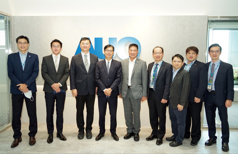 光電前進亞灣成立「AUO解決方案研發中心」，作為多元場域解決方案研發及試驗場域（圖中左為高雄市長陳其邁、圖中右為光電董事長彭双浪）